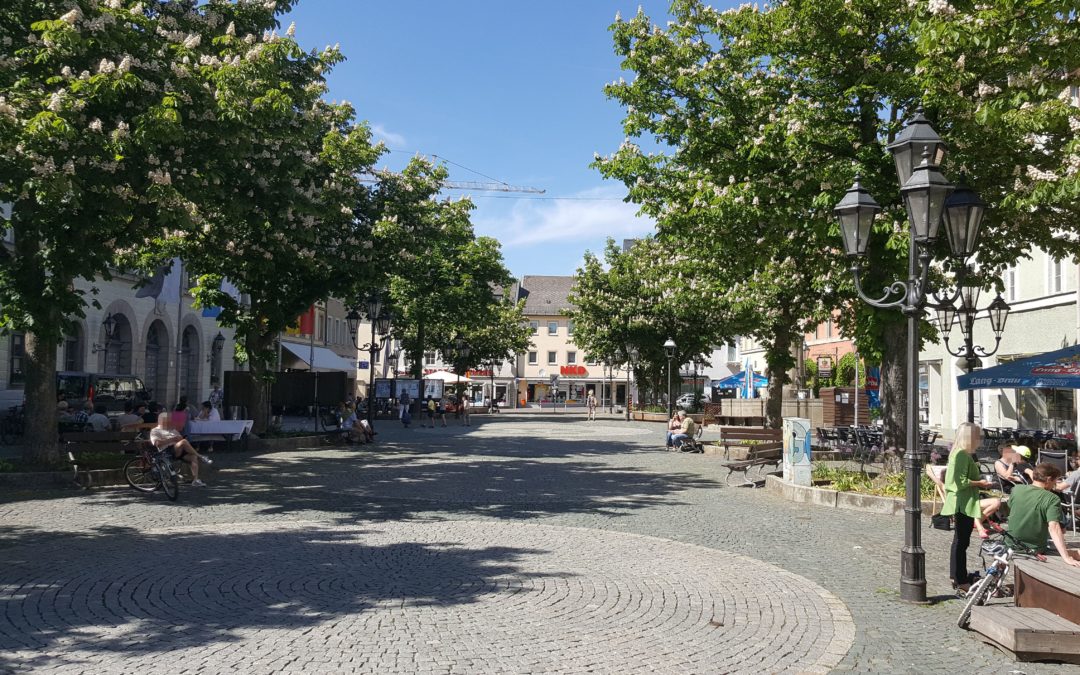 Blühende Kastanien am Marktplatz