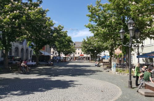 Blühende Kastanien am Marktplatz